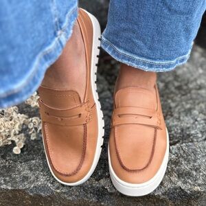 Vionic Uptown Shoe in Camel Size 9.5